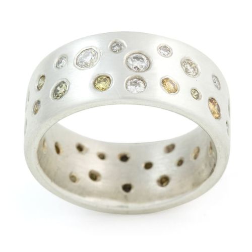 Ring mit Brillanten in unterschiedlichen Farben